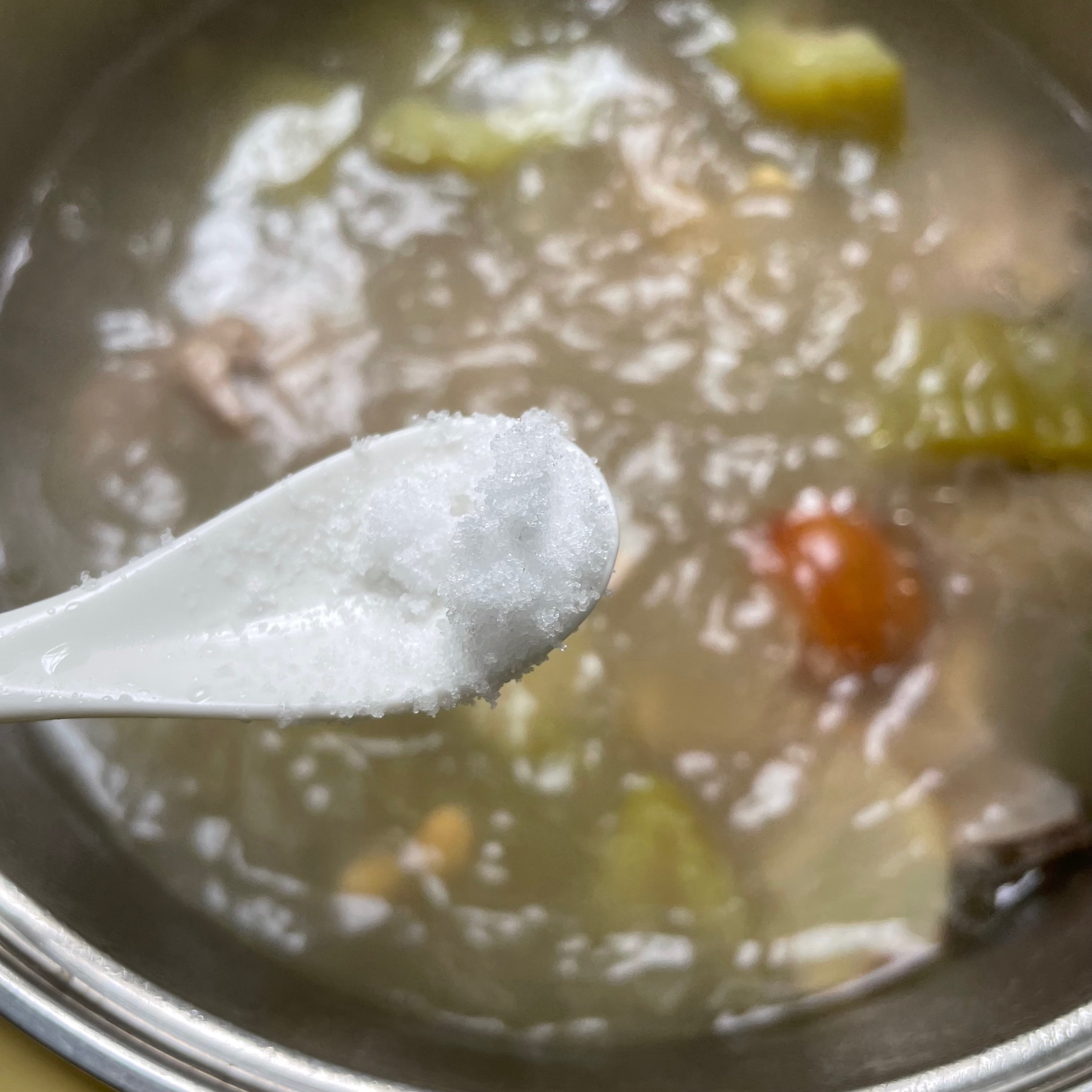 清润消暑的苦瓜排骨汤的做法 步骤7