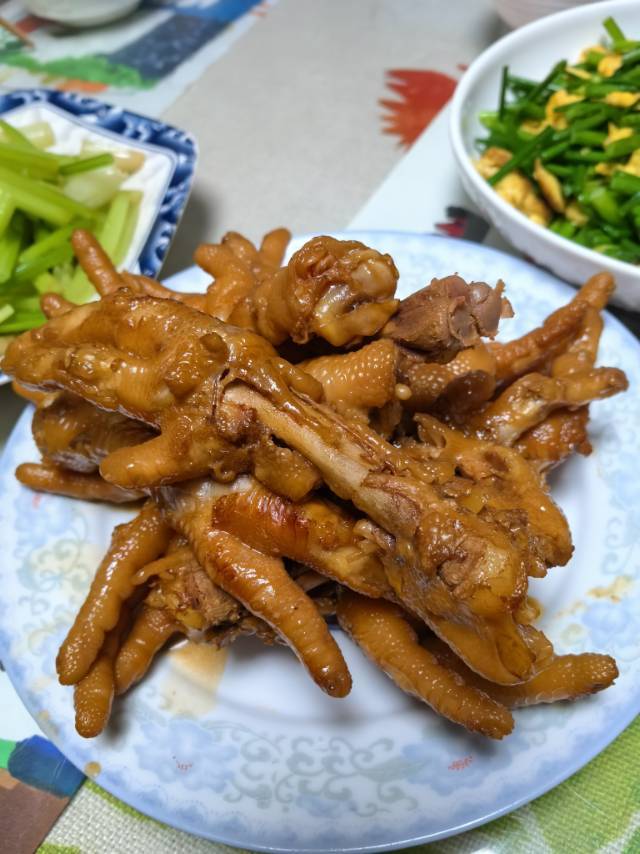 好吃到手指都吃掉的卤鸡爪