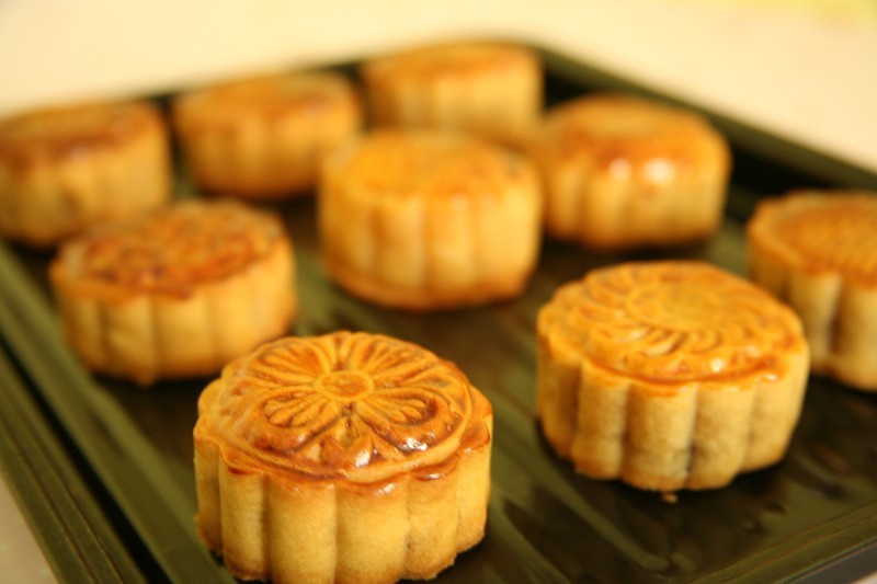 广式蛋黄莲蓉月饼