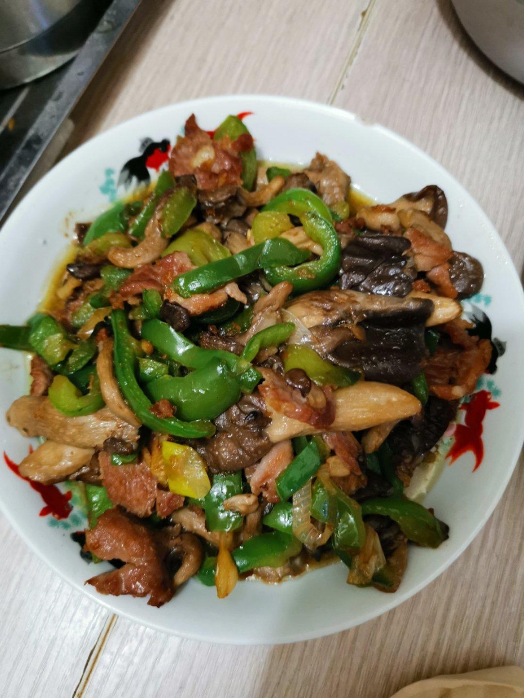 蘑菇青椒炒肉