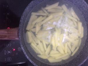 好吃的土豆棍子的做法 步骤2