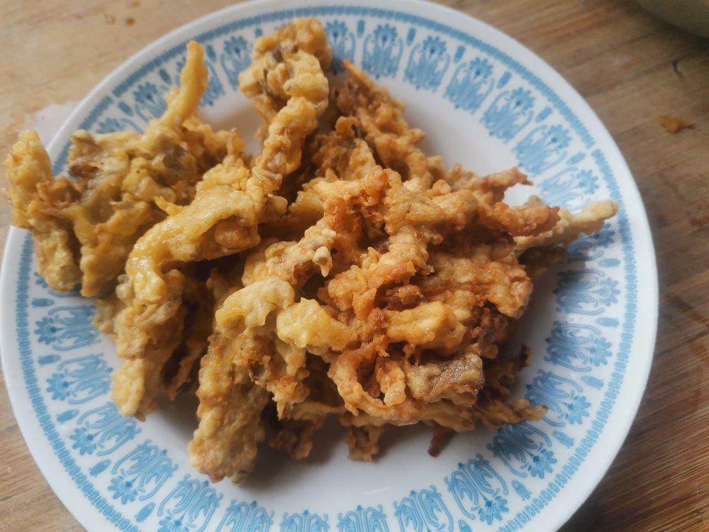 干炸平菇，外脆里筋，吃起来嘎吱脆~