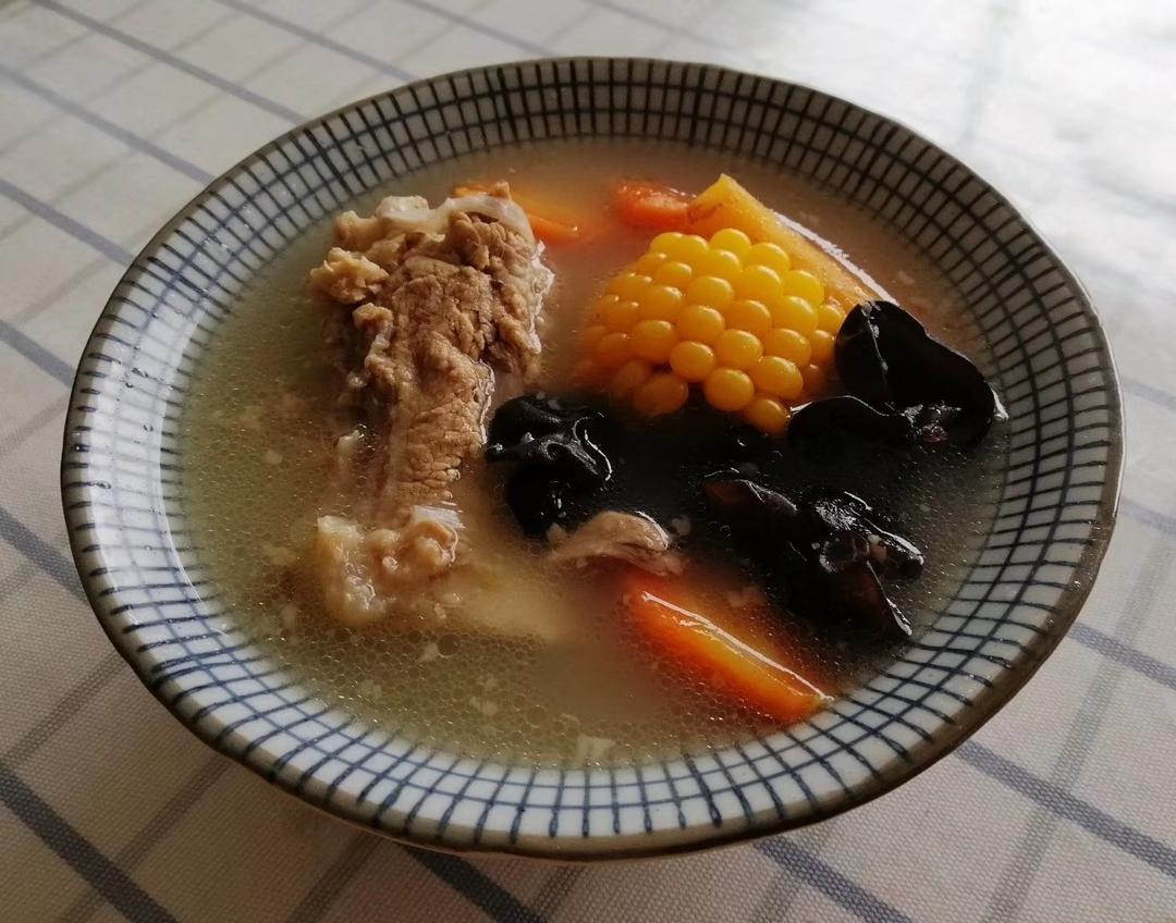 连吃三碗的玉米山药排骨汤