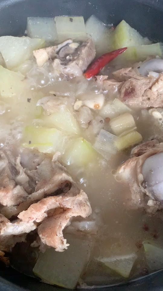 奶白色的筒骨冬瓜汤！