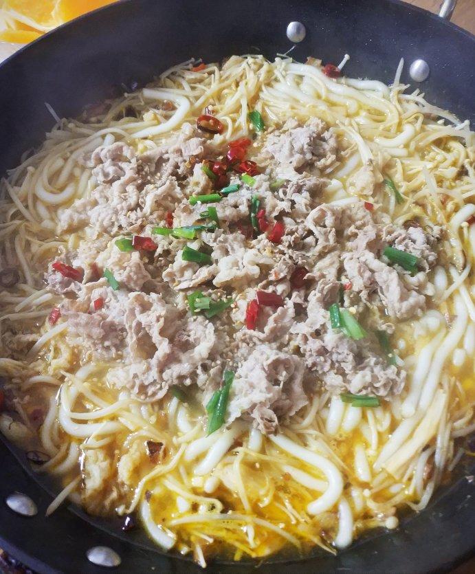 酸汤肥牛金针菇