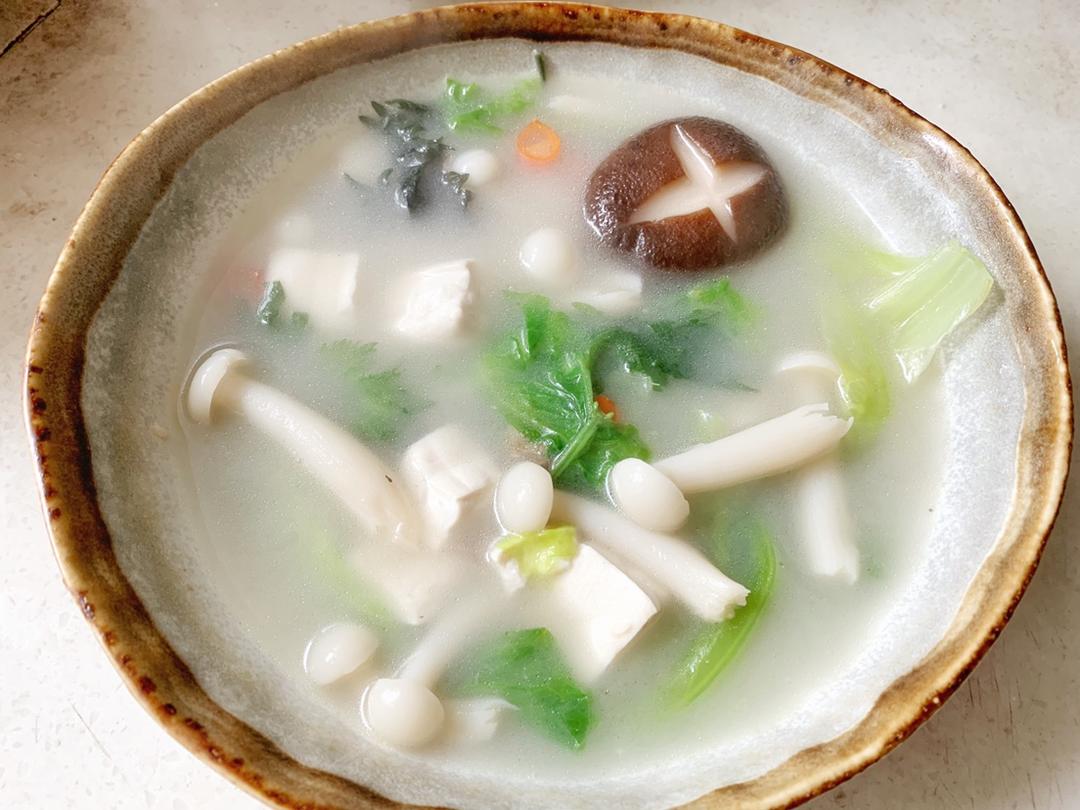鲫鱼豆腐菌菇汤