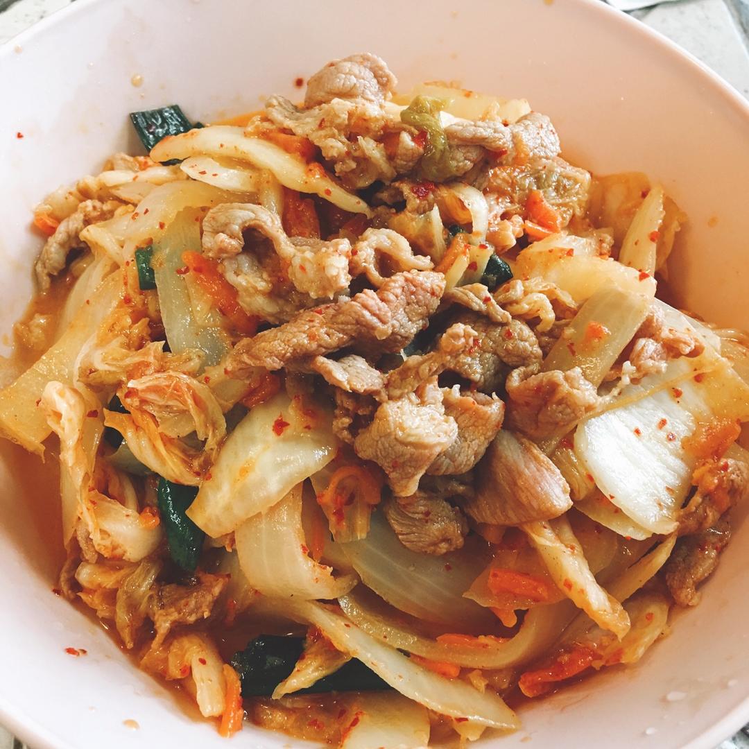 泡菜炒五花肉