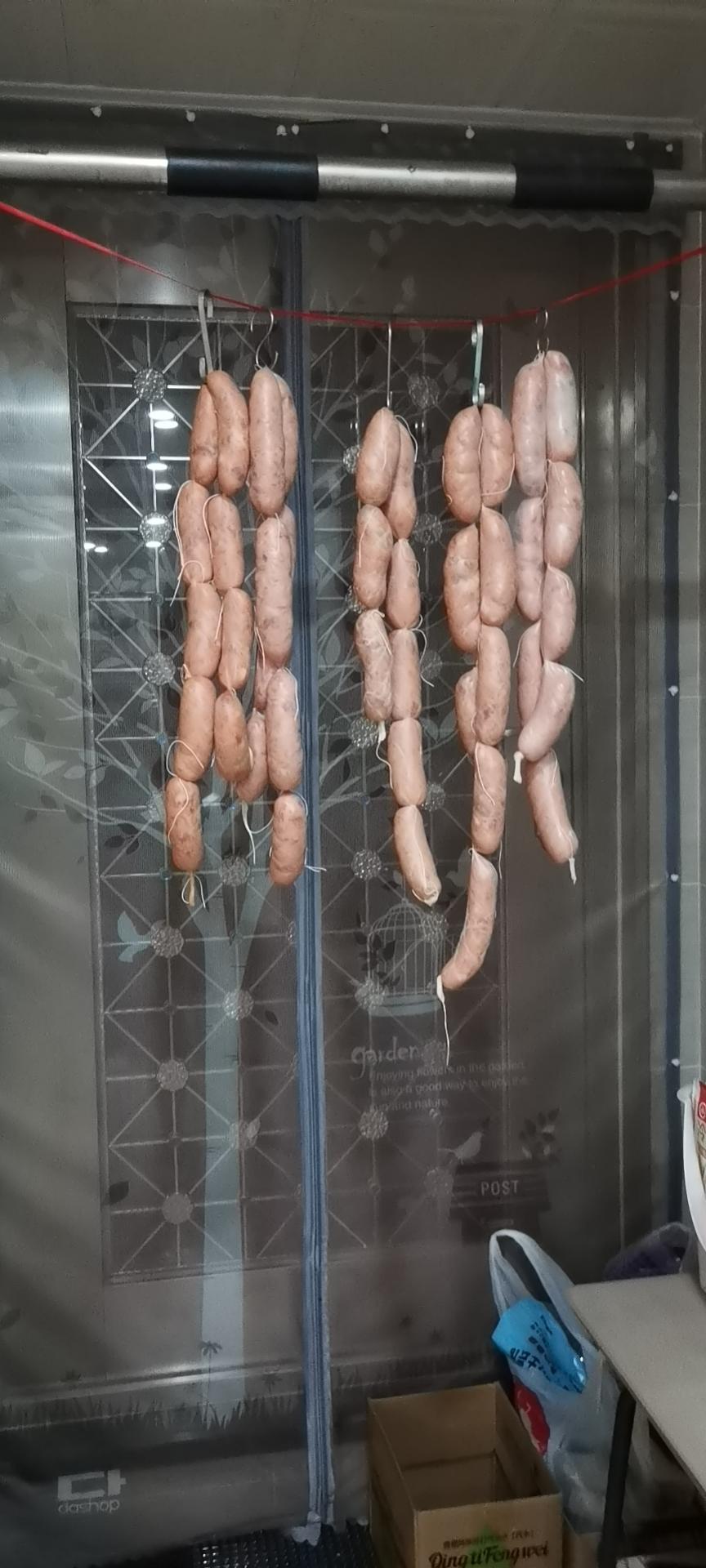 实验多次味道终于满意了～黑椒脆皮烤肠