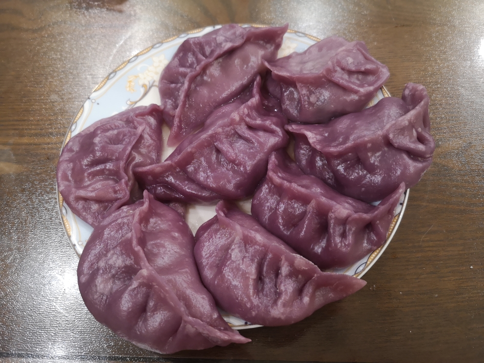 紫薯饺子皮包的两种🥟 ：韭菜黑椒罗勒猪肉馅&牛奶咸鸭蛋黄水白菜猪肉馅