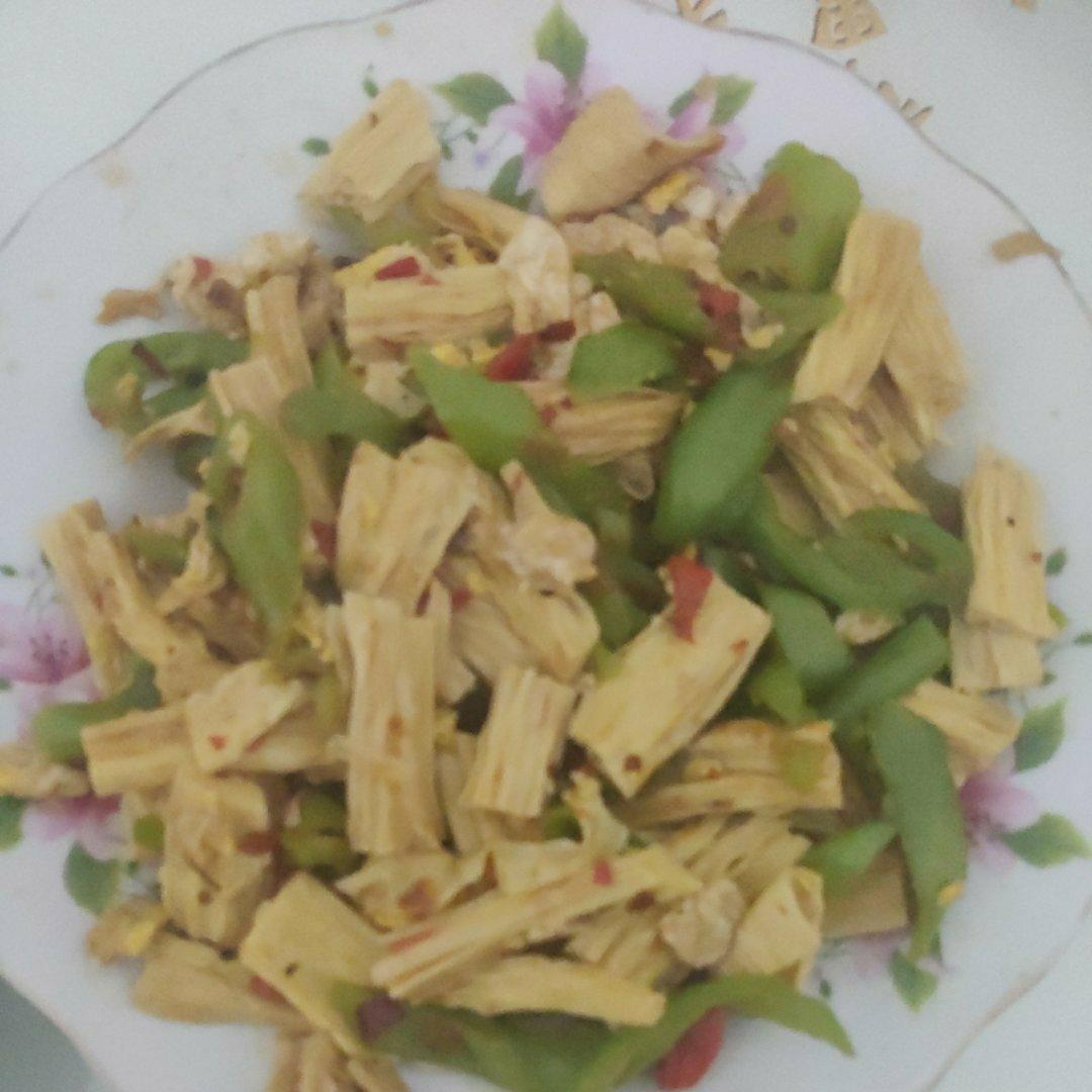 家常菜之辣椒炒腐竹鸡蛋