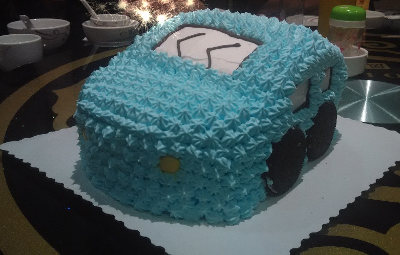 小汽车造型奶油蛋糕