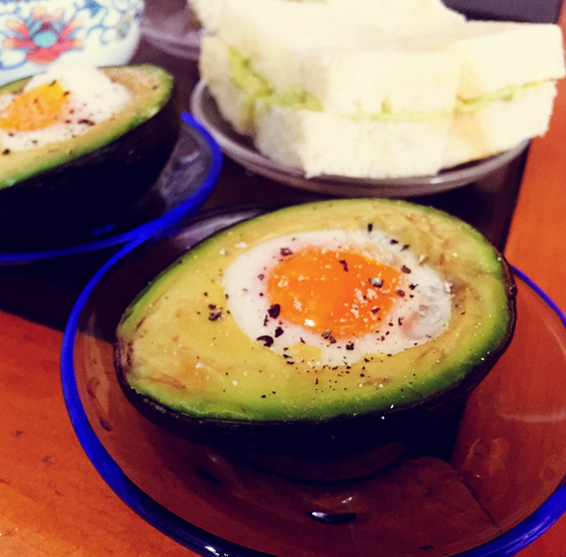 牛油果烤鸡蛋