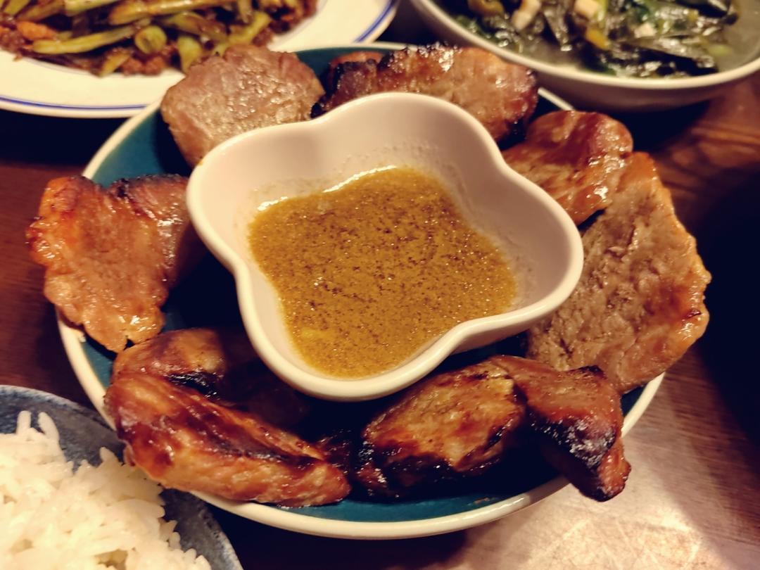 用空气炸锅做的泰式猪颈肉，两步做好，零失败