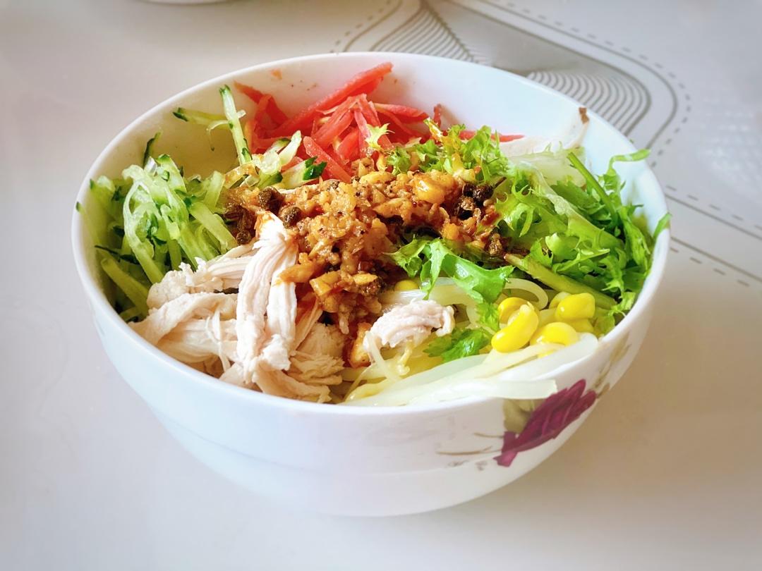 厨师长教你：“鸡丝凉面”的家常做法，味道好极了，先收藏起来