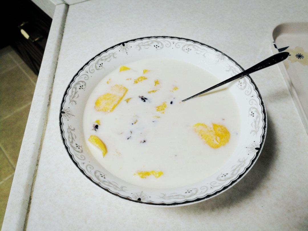 在家自制满记甜品--芒果椰汁黑糯米