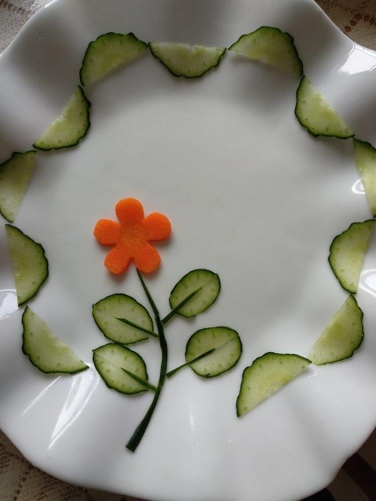 toxic文做的简单美丽的盘饰(5)——拼装花的围边与叶子