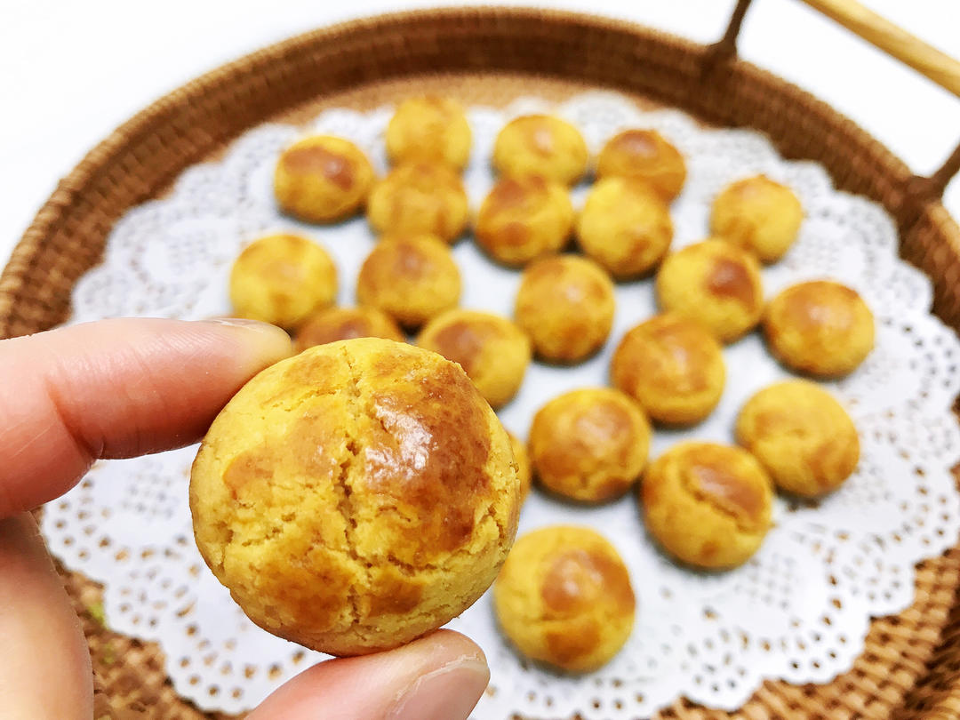 一口一个咸香酥松｜咸蛋黄一口酥