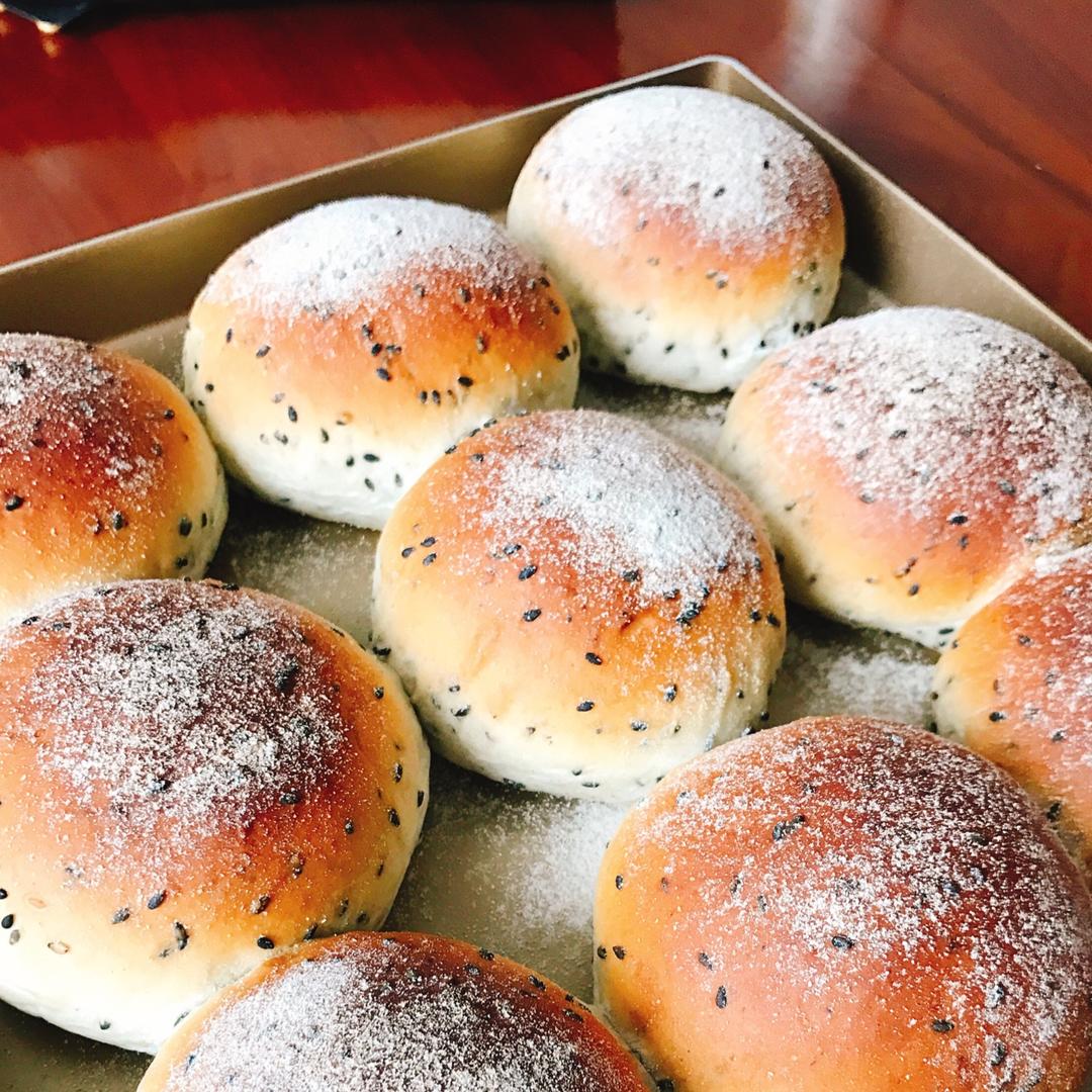 昵称费费做的超好吃的酸奶黑芝麻餐包(香,松软)