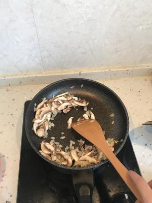 培根蘑菇白酱意大利面的做法 步骤6