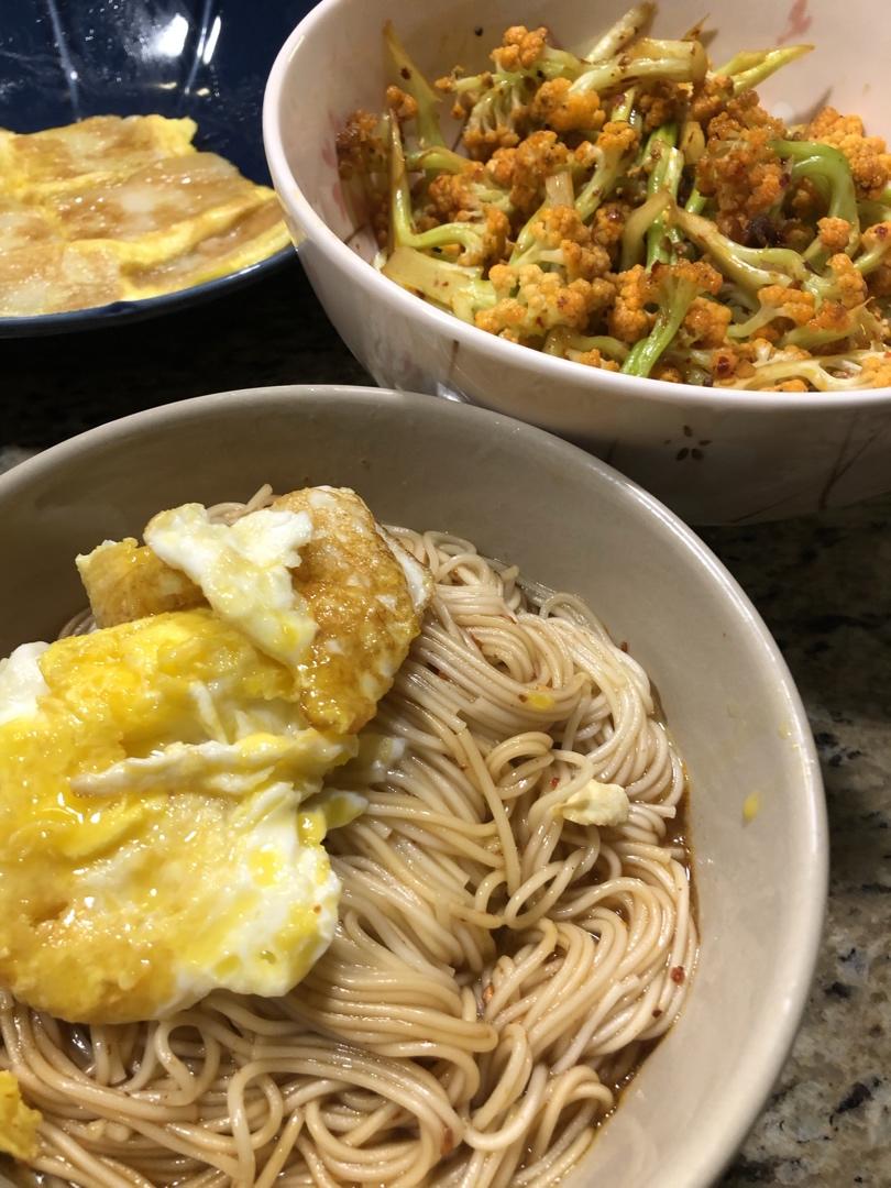 酸辣热汤面