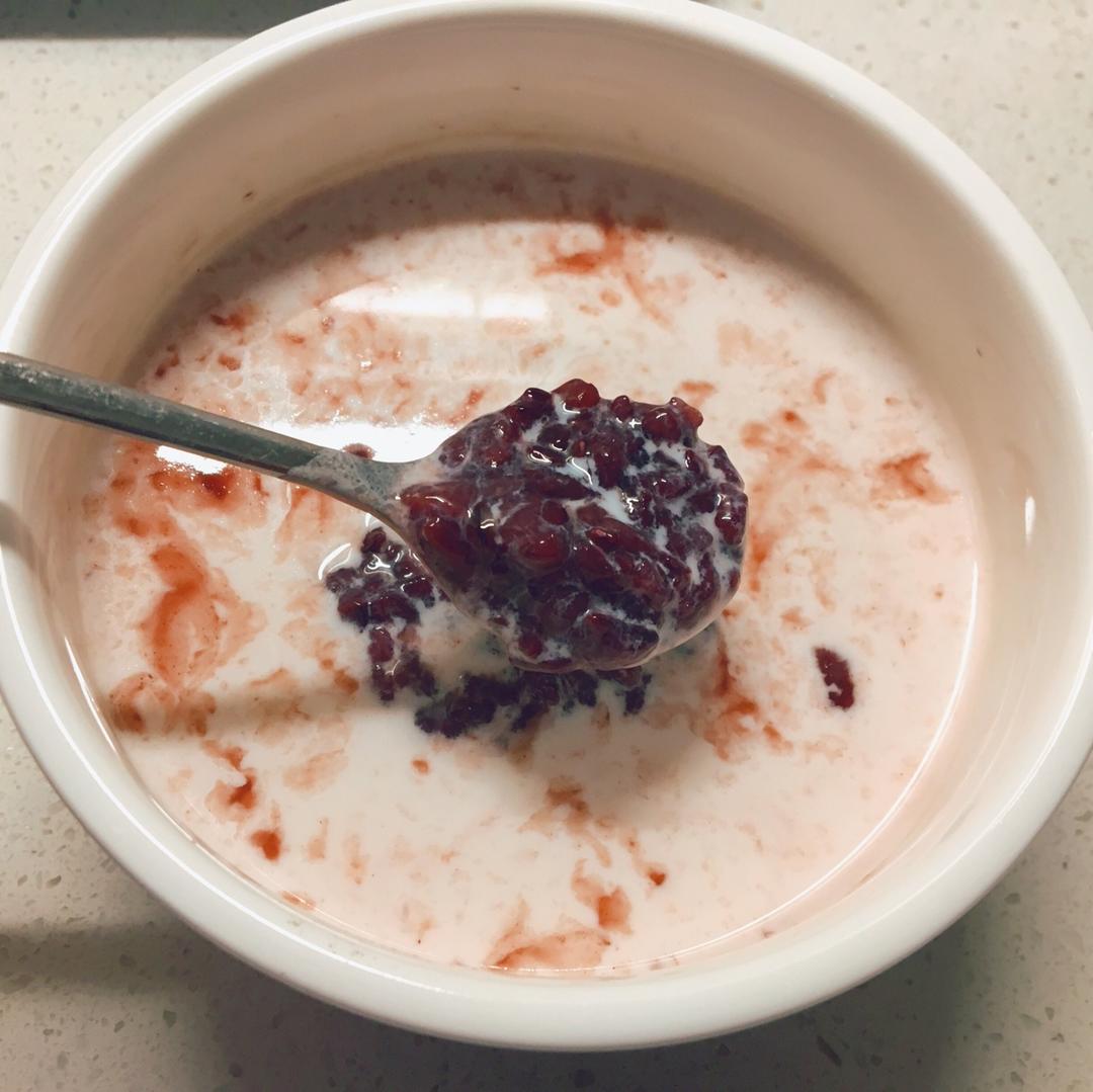 蜜斯没头脑做的牛奶紫米粥