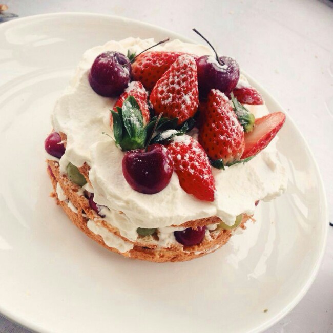 时下流行的鲜奶油戚风裸蛋糕