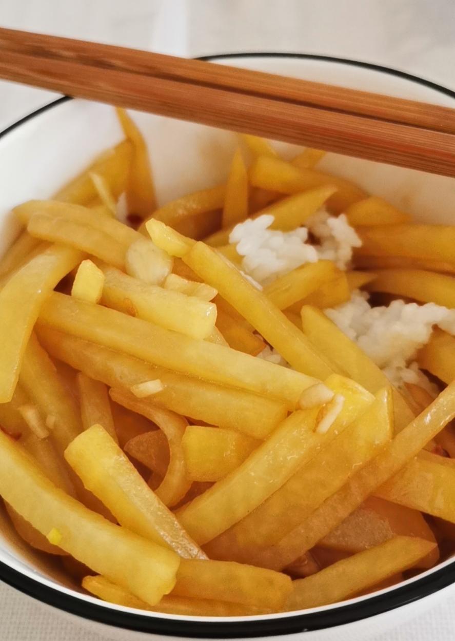 酸辣土豆丝的正宗做法，学会这三个技巧，土豆丝脆爽又下饭