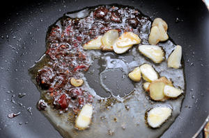 蘑菇爆炒鸡块 鲜美的蘑菇和香浓的鸡肉完美融合 经典的宴客大菜的做法 步骤5