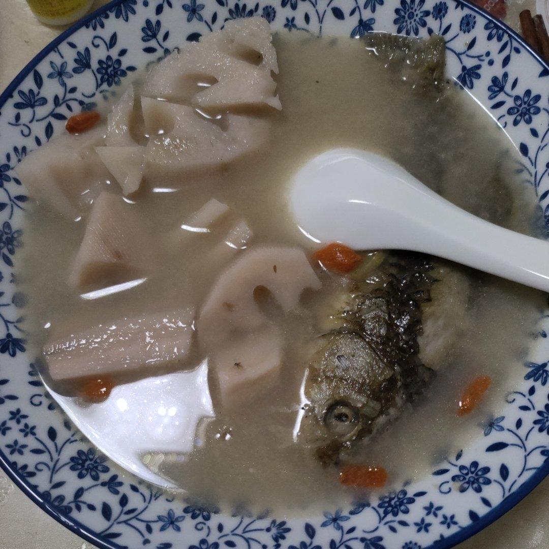 砂锅莲藕鲫鱼汤