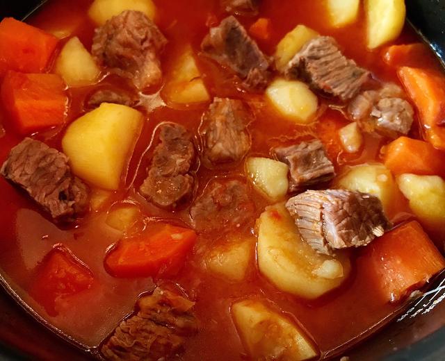 不加一滴水超美味的番茄土豆炖牛肉（懒人菜）的做法