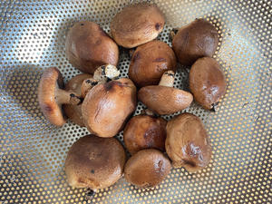 香菇炒肉沫的做法 步骤2