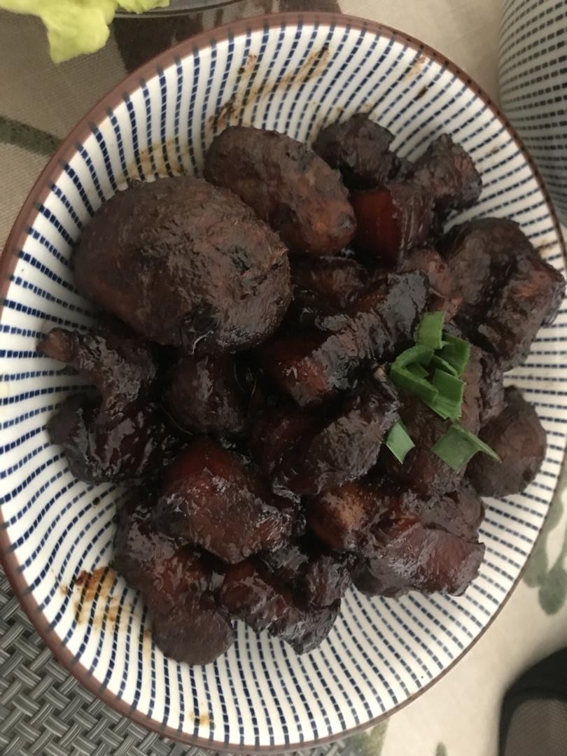 【板栗红烧肉】