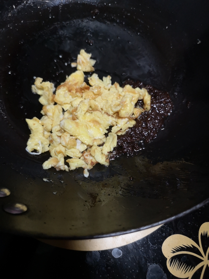 大饼绝配—黄豆酱炒鸡蛋的做法 步骤6