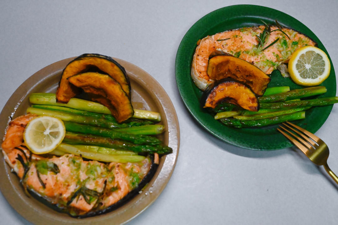 好吃到炸裂的香蒜黄油三文鱼排佐嫩芦笋尖配杰克烤薯仔