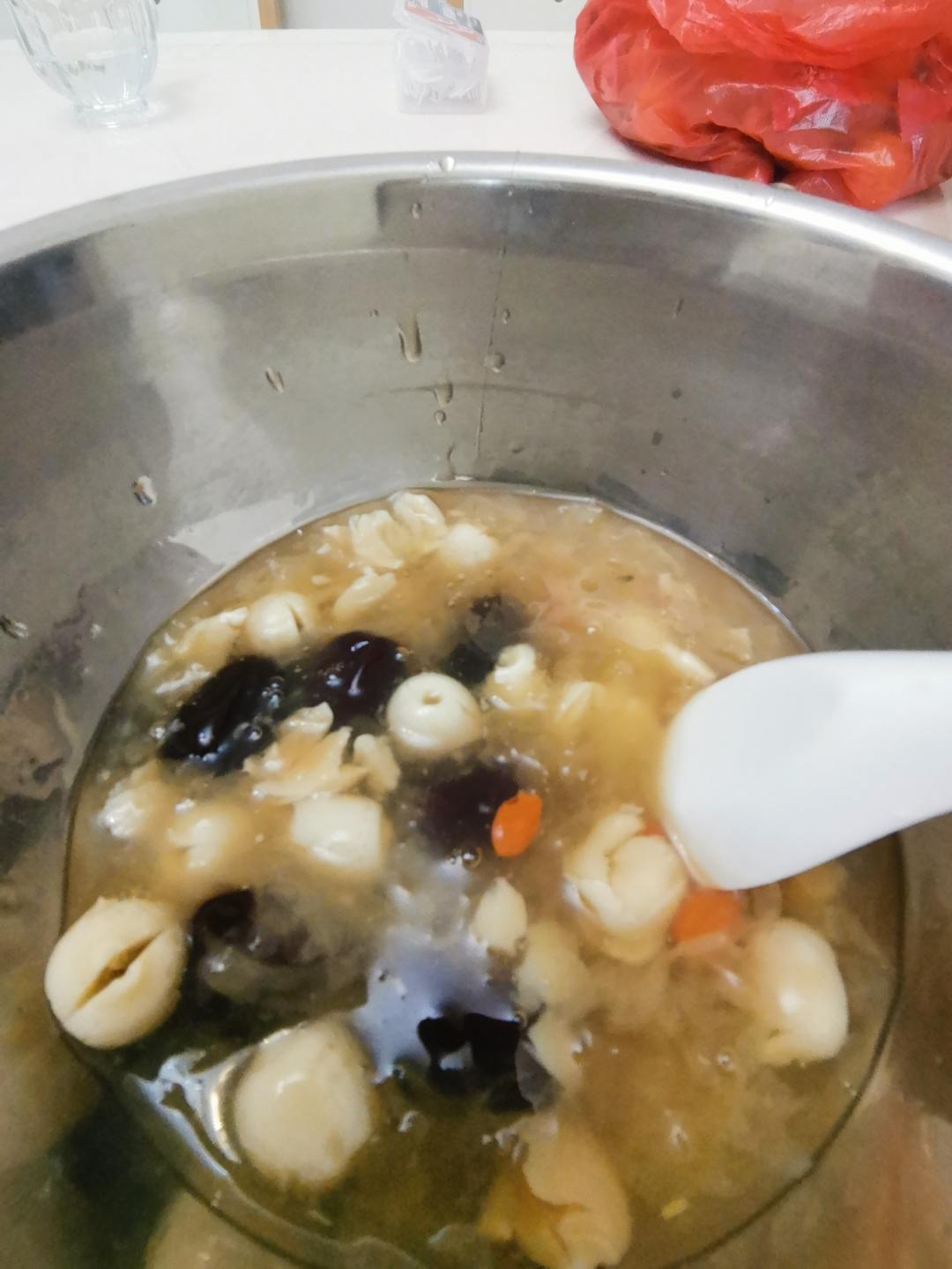 红枣银耳莲子羹（有出胶质、出胶，懒人的电压力锅版）