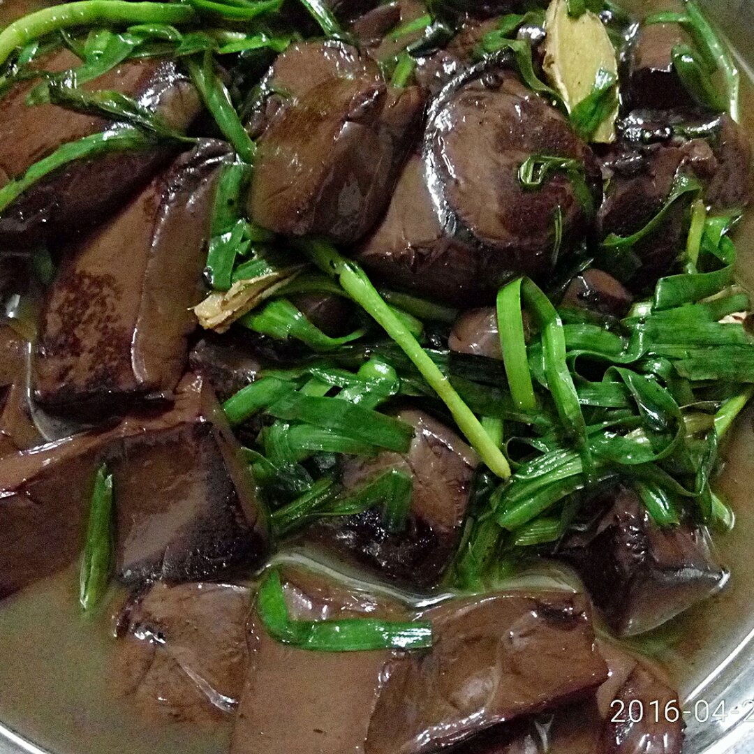 两个小baby做的韭菜炒猪红