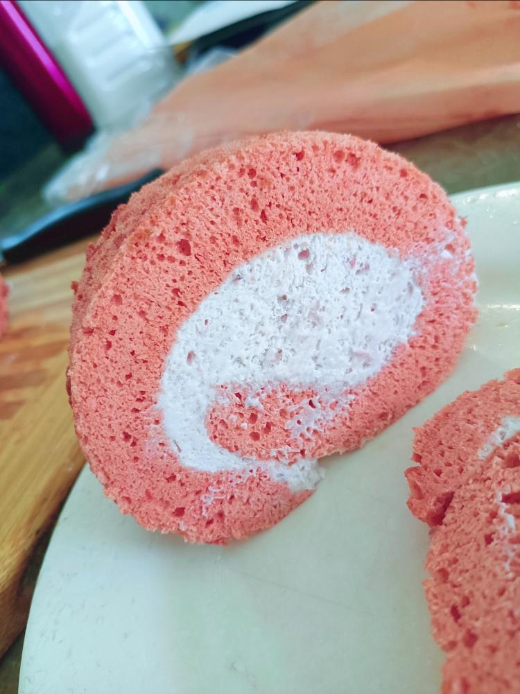 粉嫩草莓蛋糕卷