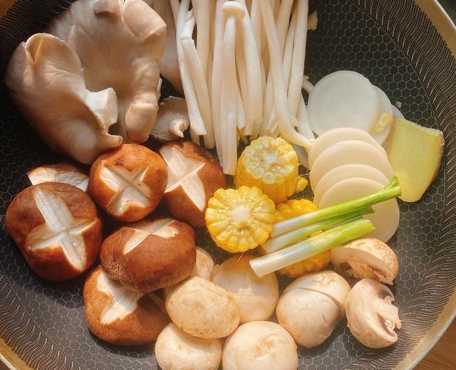 自制三鲜火锅，四种蘑菇