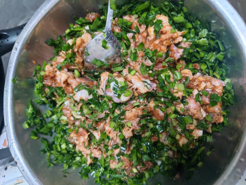 韭菜猪肉饺子(附擀皮和最简单的饺子包法)
