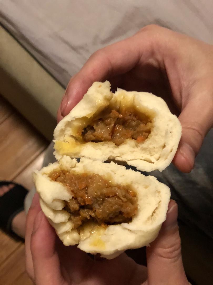 松软多汁的肉包子