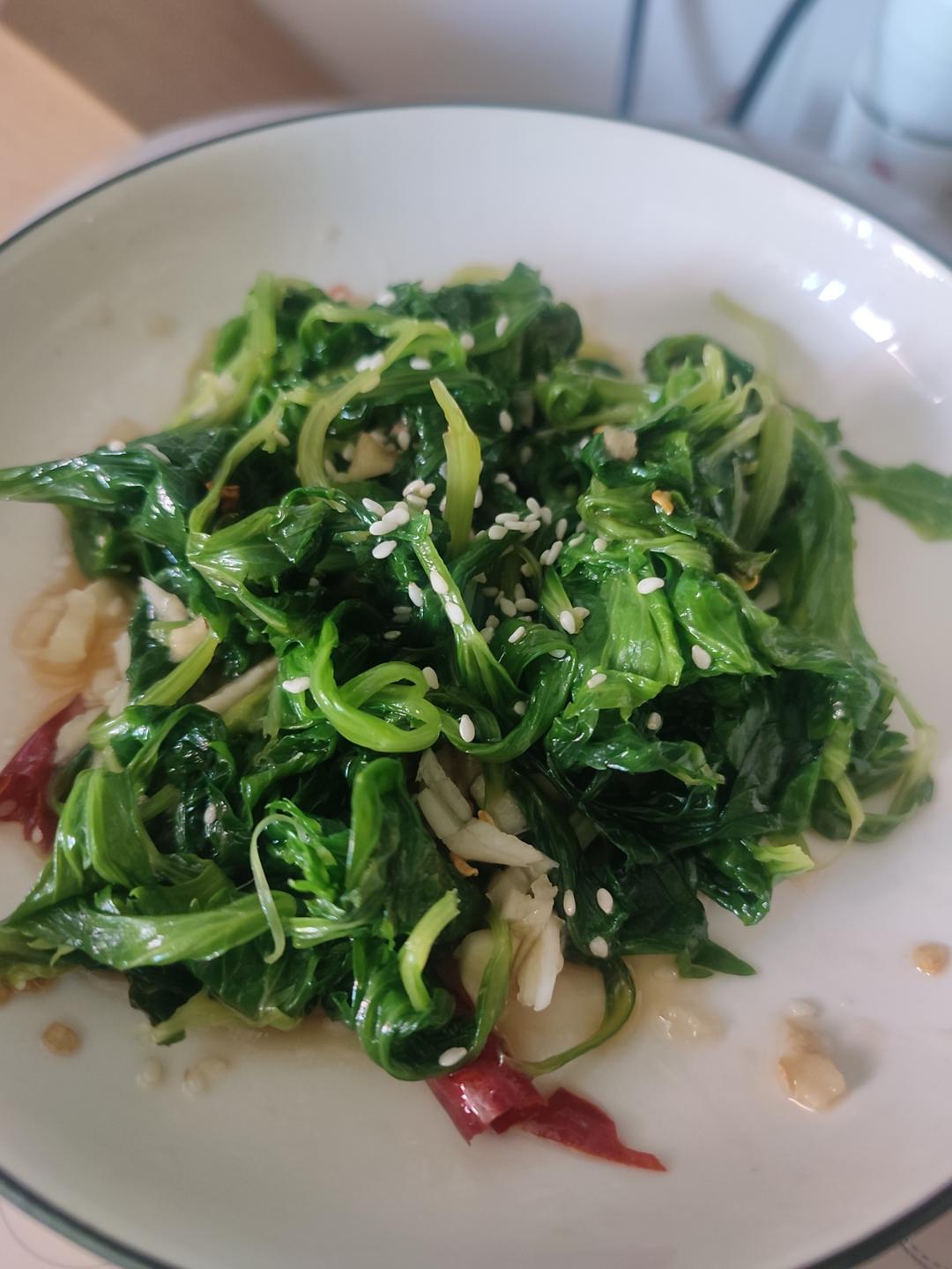简单的凉拌芹菜叶