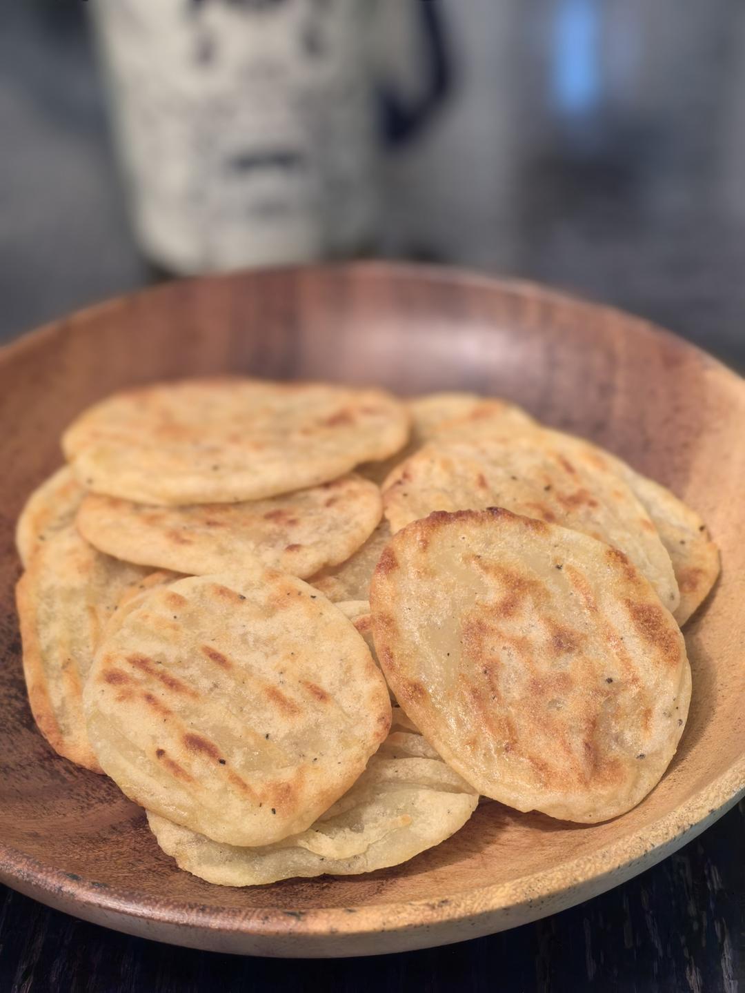 黑椒脆薯饼，一个土豆做一大盘的小零食，哄娃神器，强过薯片百倍