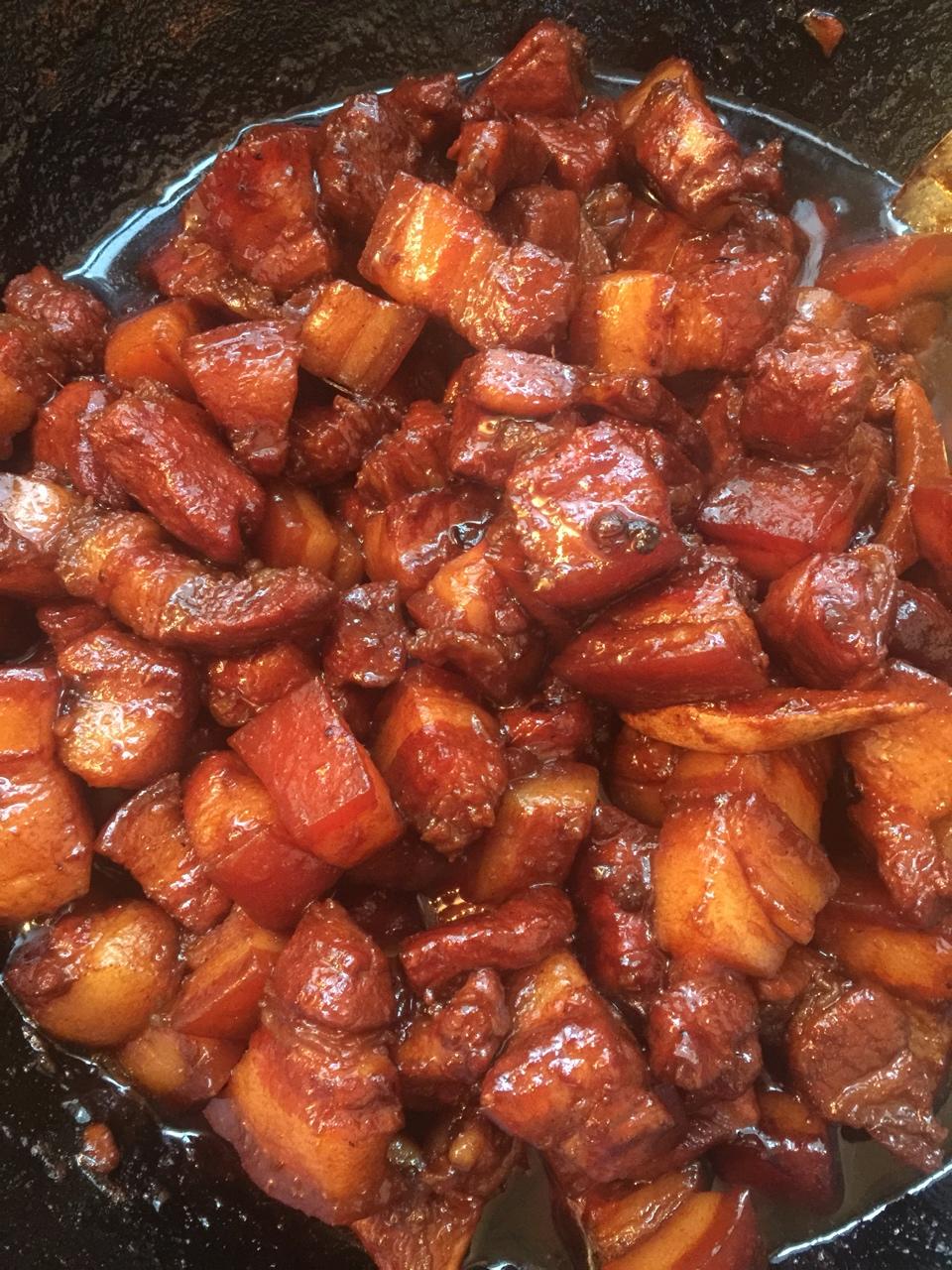 宝薇家的米乐宝宝做的吃着碗里望着锅里的红烧肉