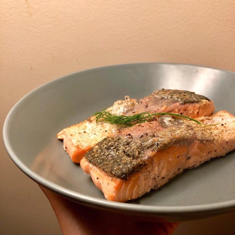 煎三文鱼（最朴素，脆皮好吃不浪费～）