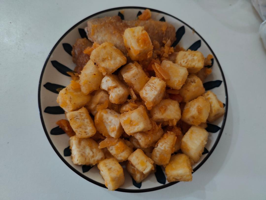 咸蛋黄豆腐。外脆里嫩，越吃越上头