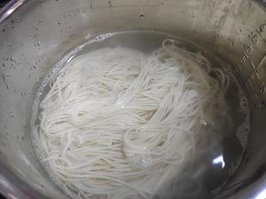 每一筷子都鲜香爽口的豆芽炒面的做法 步骤3