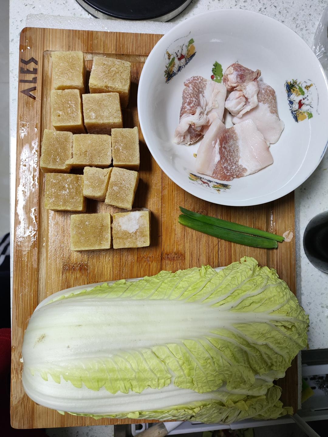 大白菜五花肉炖冻豆腐的做法 步骤1