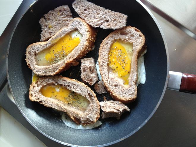 鸡蛋面包美味早餐 － 洞中的癞蛤蟆的做法