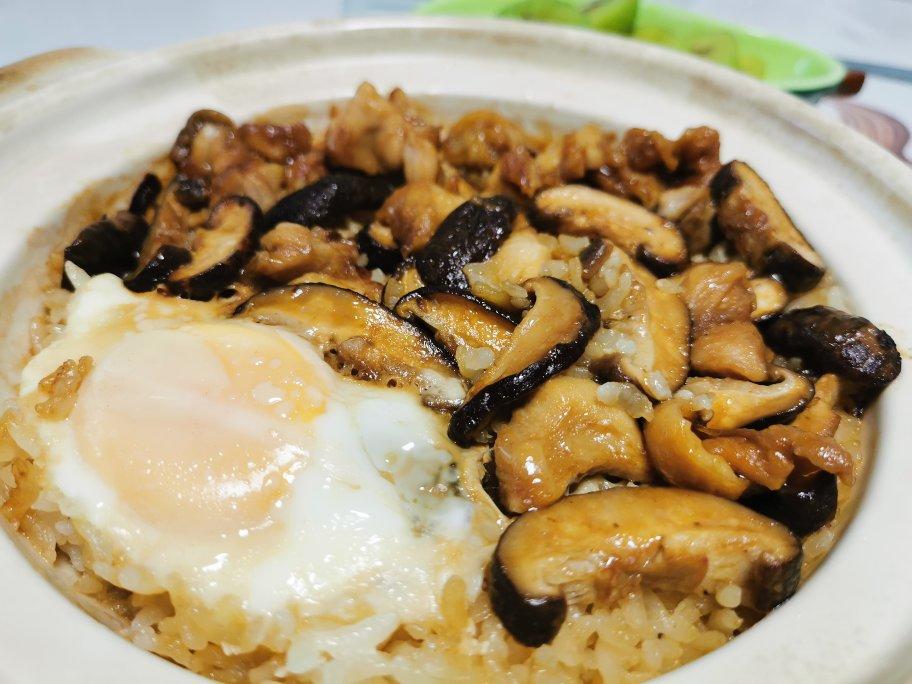 香菇滑鸡煲仔饭