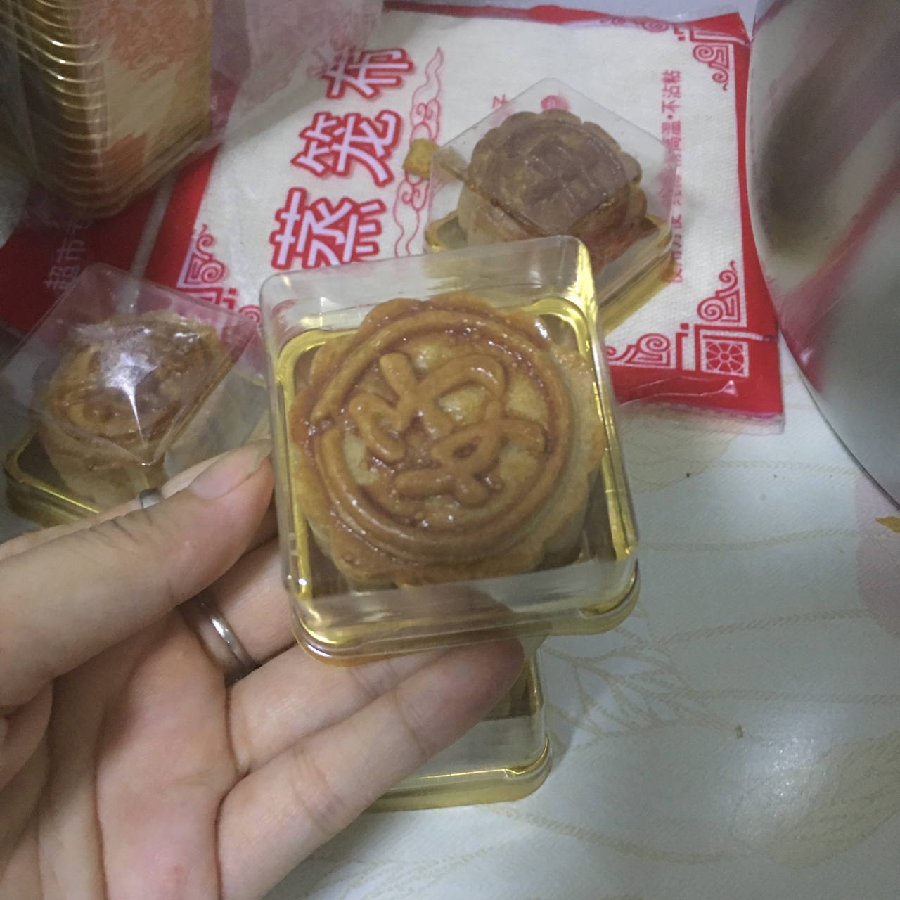 广式月饼—蛋黄莲蓉月饼